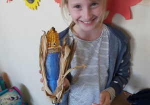 Amelia ze swoim kukurydzianym ludzikiem